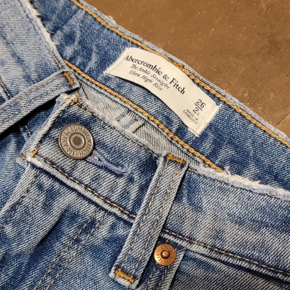 SOLD Abercrombie & Fitch Ultra High Rise Ankle Straight Jeans - Picture 4 of 6